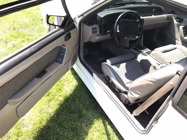 1990 White Ford Mustang