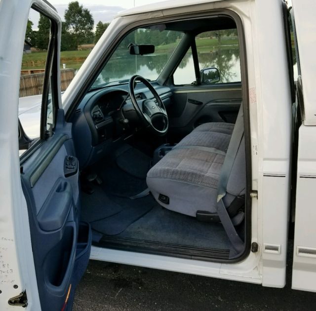 1993 White Ford F-150 Standard Cab Pickup