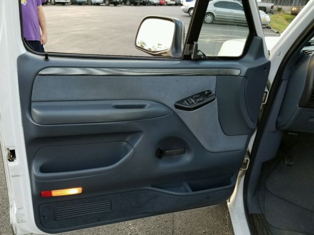 1993 White Ford F-150 Standard Cab Pickup