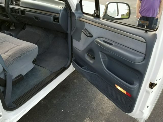1993 White Ford F-150 Standard Cab Pickup