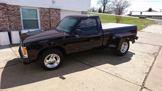 1993 Burgundy Chevrolet S-10 Cab & Chassis