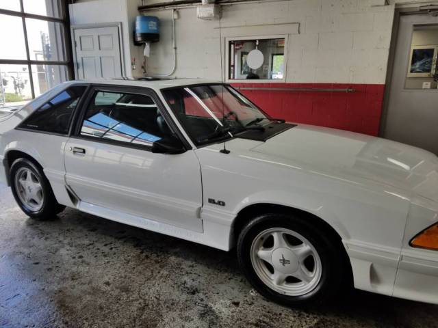1992 White Ford Mustang