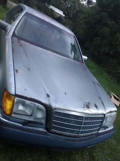 1994 Blue Mercedes-Benz E-Class 4 door car