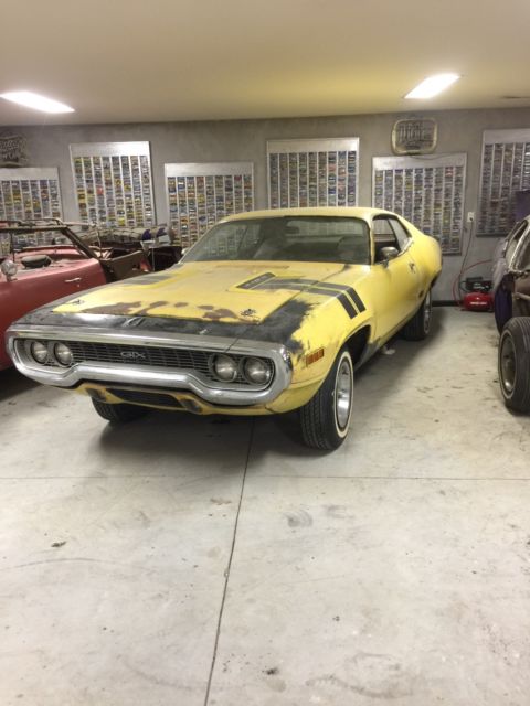 1971 Yellow Plymouth GTX