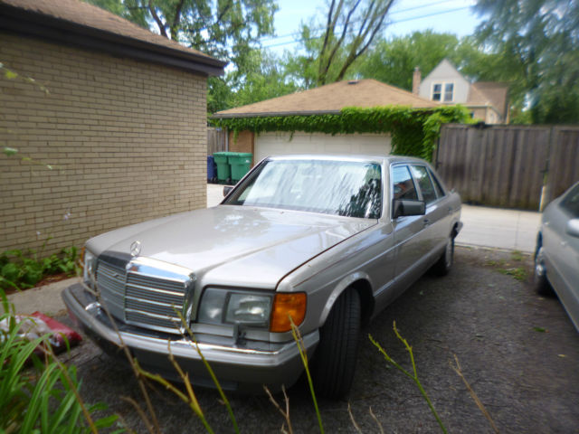 1987 Silver Mercedes-Benz 400-Series 4 Dr. Sedan