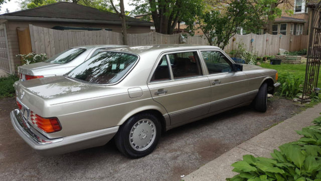 1987 Silver Mercedes-Benz 400-Series 4 Dr. Sedan