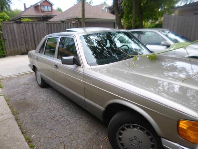 1987 Silver Mercedes-Benz 400-Series 4 Dr. Sedan