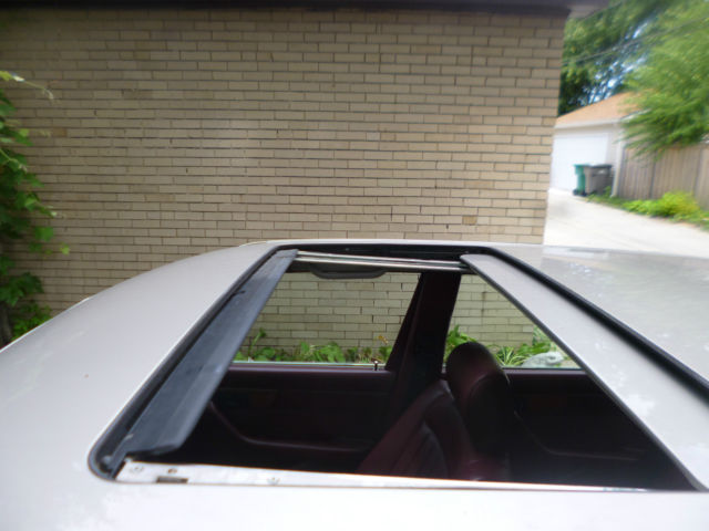 1987 Silver Mercedes-Benz 400-Series 4 Dr. Sedan