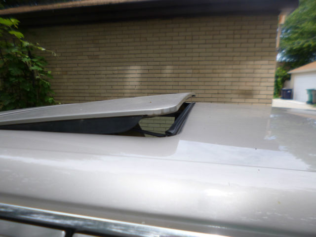 1987 Silver Mercedes-Benz 400-Series 4 Dr. Sedan