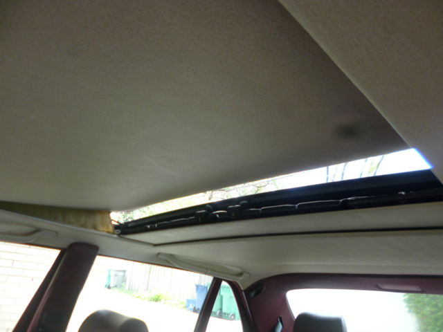 1987 Silver Mercedes-Benz 400-Series 4 Dr. Sedan