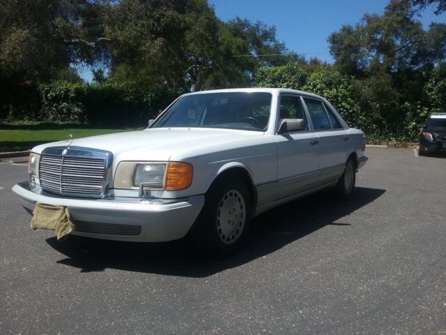 1990 White Mercedes-Benz 500-Series Sedan