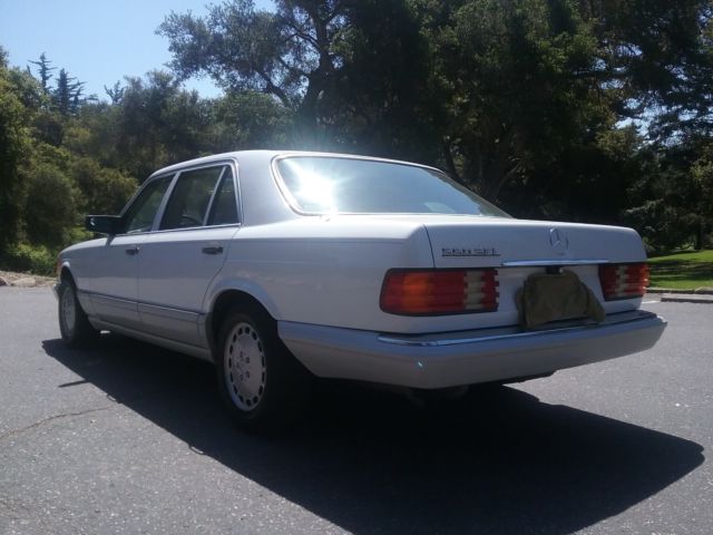 1990 White Mercedes-Benz 500-Series Sedan