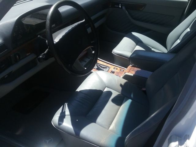 1990 White Mercedes-Benz 500-Series Sedan