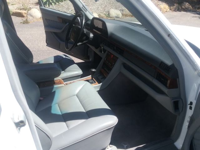 1990 White Mercedes-Benz 500-Series Sedan