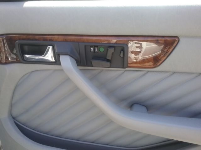 1990 White Mercedes-Benz 500-Series Sedan