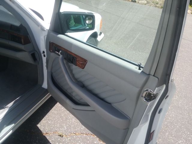 1990 White Mercedes-Benz 500-Series Sedan