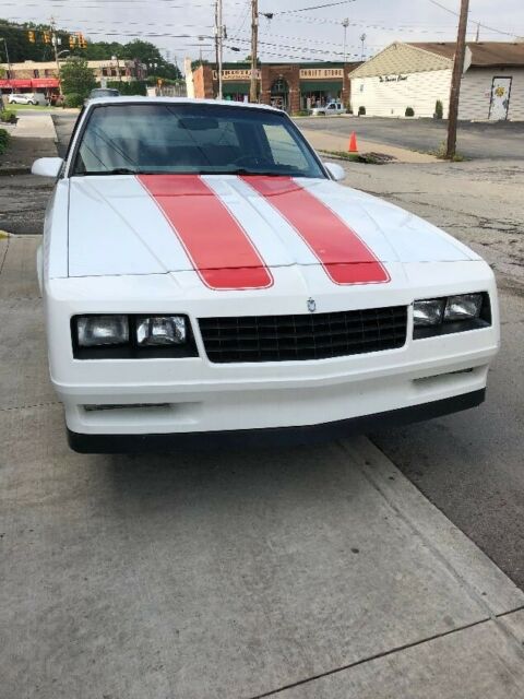 1987 White Chevrolet Monte Carlo Coupe
