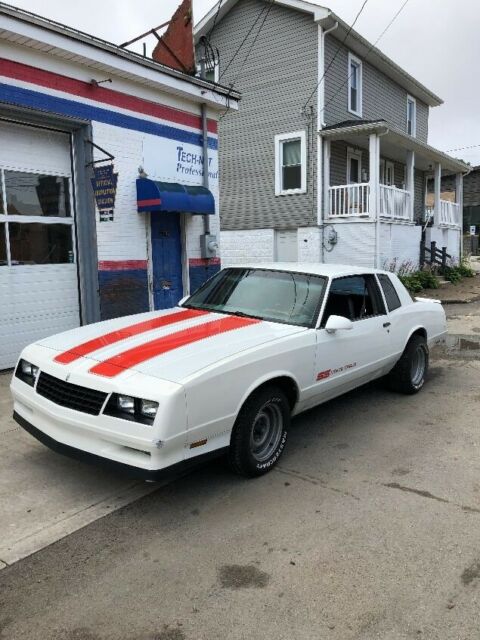 1987 White Chevrolet Monte Carlo Coupe
