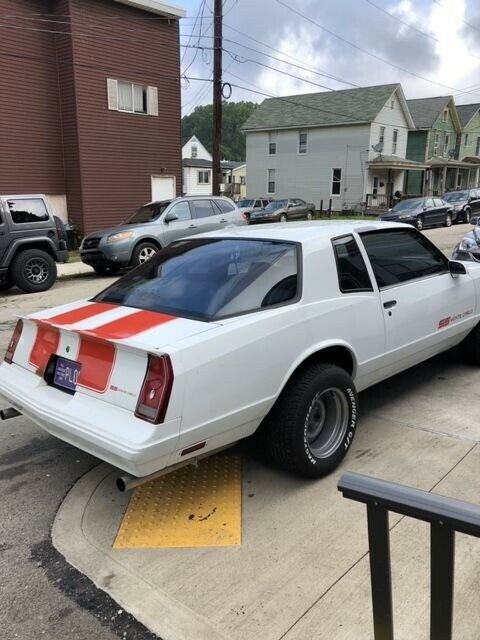 1987 White Chevrolet Monte Carlo Coupe