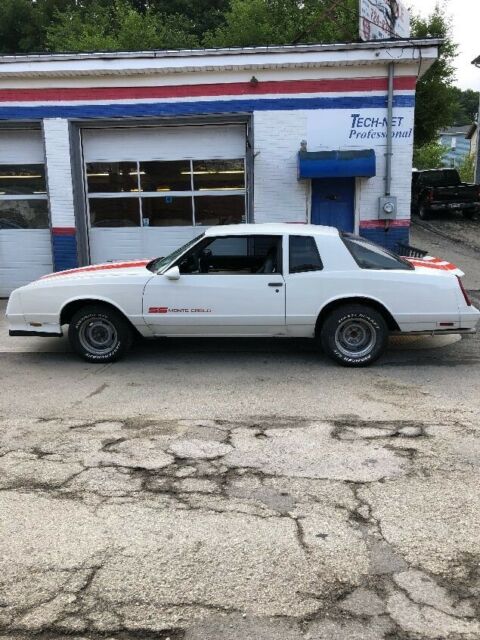 1987 White Chevrolet Monte Carlo Coupe