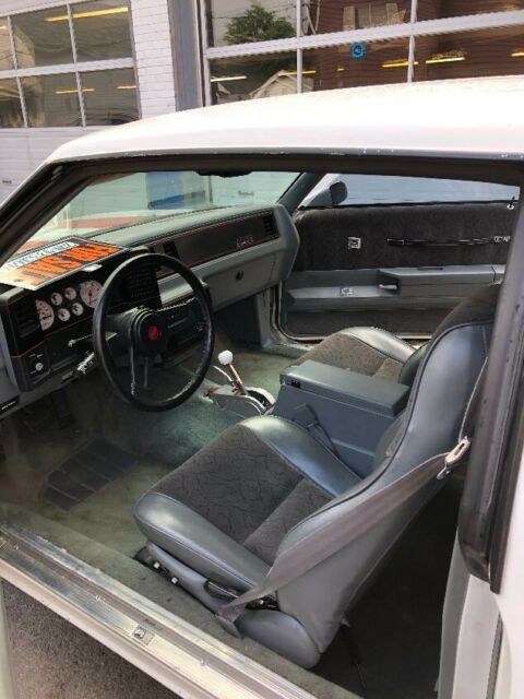 1987 White Chevrolet Monte Carlo Coupe