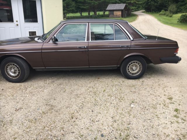 1982 Chocolate Brown Mercedes-Benz 300-Series Sedan