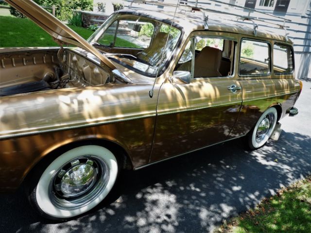 1970 Two tone Gold/Cocco Volkswagen Squareback Wagon