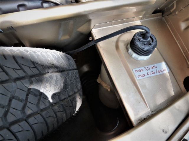 1970 Two tone Gold/Cocco Volkswagen Squareback Wagon