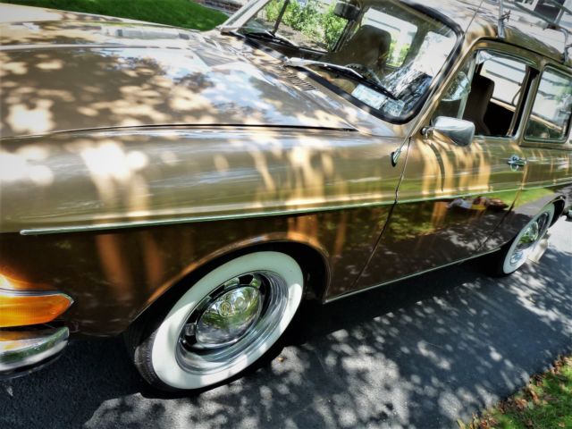 1970 Two tone Gold/Cocco Volkswagen Squareback Wagon