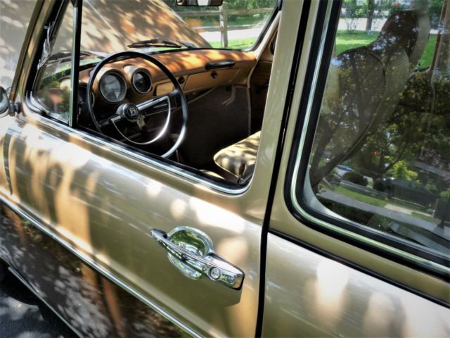 1970 Two tone Gold/Cocco Volkswagen Squareback Wagon