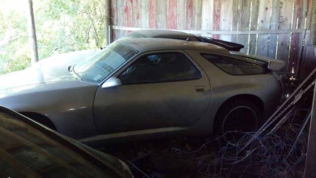 1985 Silver Porsche 928