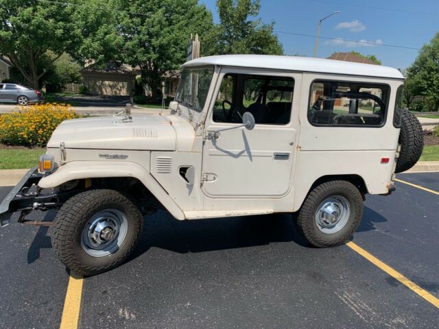 1975 Beige Toyota Land Cruiser SUV