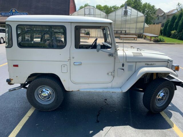 1975 Beige Toyota Land Cruiser SUV