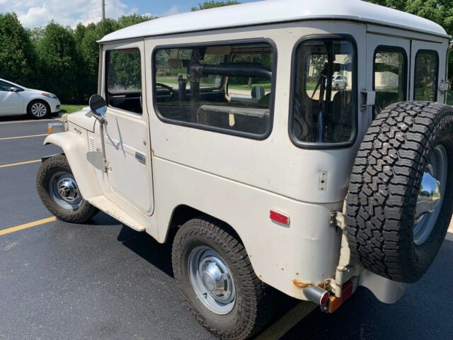 1975 Beige Toyota Land Cruiser SUV