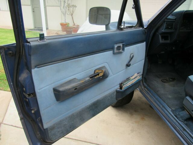 1985 Blue Toyota 4X4 HILUX PICKUP TRUCK STRAIGHT AXLE Extended Cab Pickup