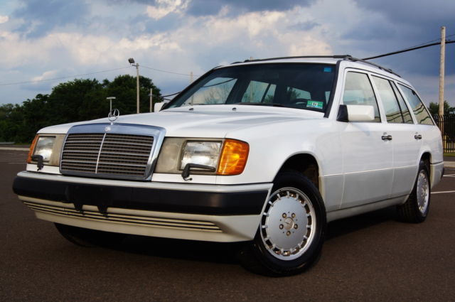 1990 White Mercedes-Benz 300-Series Wagon