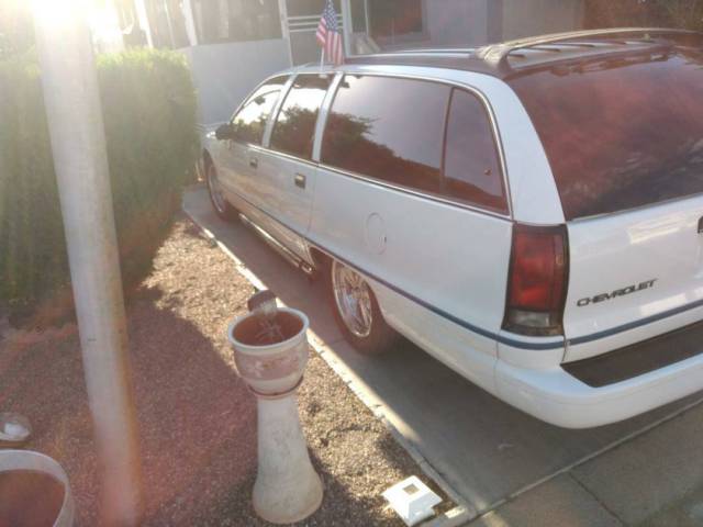 1993 WHITE Chevrolet Capriceold Wagon