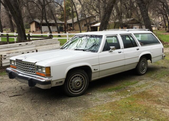 1986 White Ford Crown Victoria Wagon