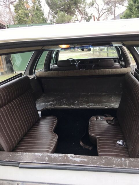 1986 White Ford Crown Victoria Wagon