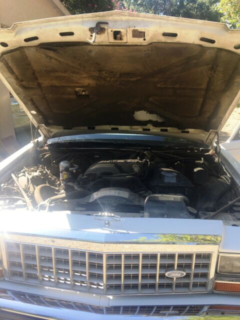 1986 White Ford Crown Victoria Wagon