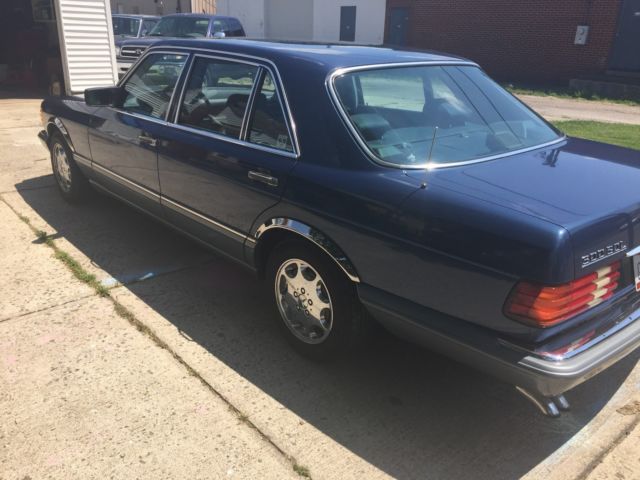 1986 Blue Mercedes-Benz 300-Series Sedan