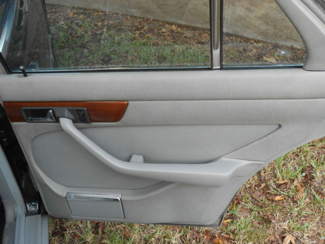 1985 Black Mercedes-Benz 300-Series 4 door