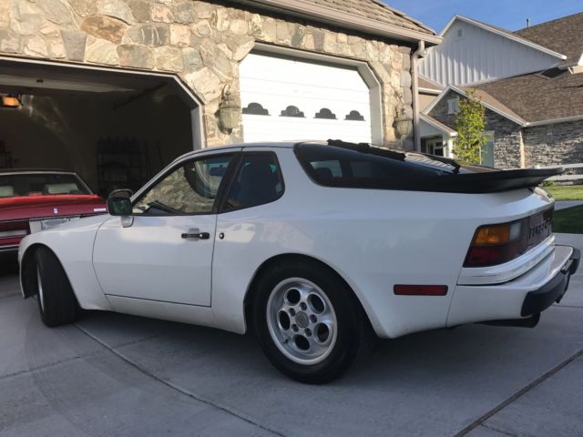 1985 White Porsche 944 Coupe