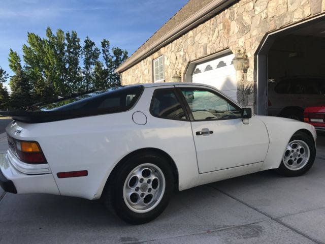 1985 White Porsche 944 Coupe