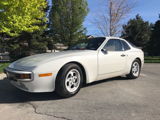 1985 White Porsche 944 Coupe