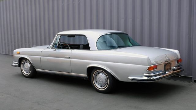 1971 Silver Mercedes-Benz 280SE 3.5 Coupe Coupe