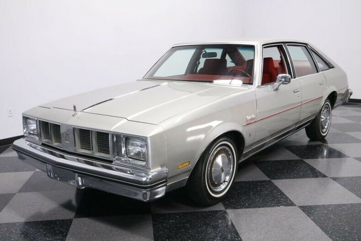 1978 Silver Oldsmobile Cutlass Sedan
