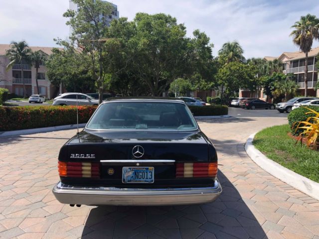 1990 Black Mercedes-Benz 300-Series Sedan