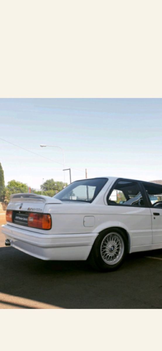 1990 White BMW 3-Series Sedan