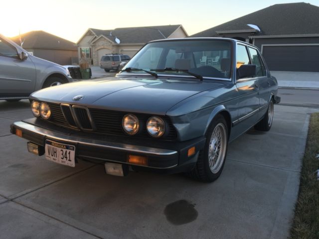 1988 Blue BMW 5-Series Sedan